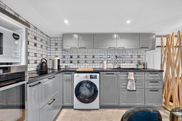 Frigorífico, microondas, horno y placa de cocina