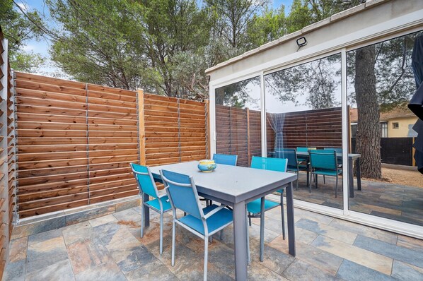 Outdoor dining - Studio "Cabanon Des Amandiers" with Private Terrace, Wi-Fi, and Air Conditioning (Sanary-sur-Mer)