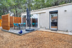 Outdoor dining - Studio "Cabanon Des Amandiers" with Private Terrace, Wi-Fi, and Air Conditioning (Sanary-sur-Mer)