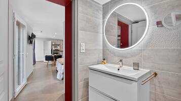Shower, hair dryer, towels