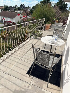 Outdoor dining - At the Bay of the Canche, comfortable rooms, parking, kitchen, pets welcome (Étaples)