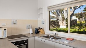 冷蔵庫、電子レンジ、オーブン、コーヒー / ティーメーカー