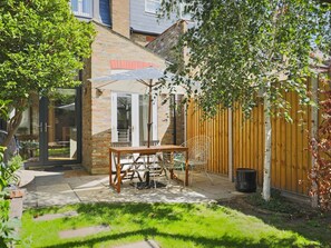Outdoor dining - Family Home - Whitton Green Oasis | Pass The Keys (Twickenham)