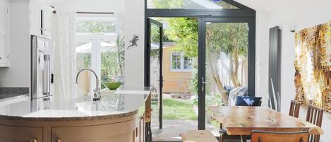 Kühlschrank, Mikrowelle, Ofen, Geschirrspüler