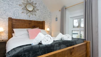 3 bedrooms, iron/ironing board, WiFi (free), bed sheets