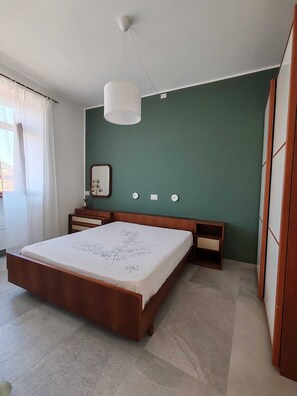 1 slaapkamer, een strijkplank/strijkijzer, wifi, beddengoed