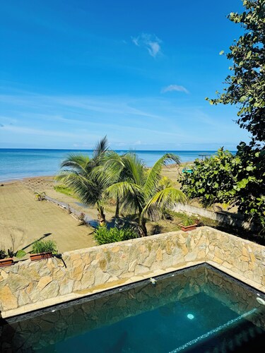 Roatan Beachfront: Ocean Views, Private Pool & World-Class Diving Steps Away!