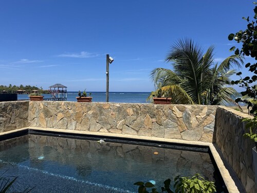 Roatan Beachfront Paradise: Private Pool, Divers’ Dream & Whole-Home Generator!
