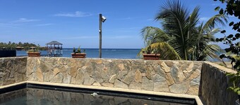 Roatan Beachfront Paradise: Private Pool, Divers’ Dream & Whole-Home Generator!