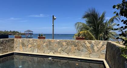 Roatan Beachfront Paradise: Private Pool, Divers’ Dream & Whole-Home Generator!