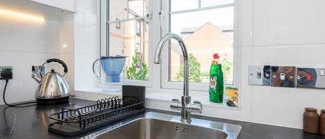 Frigorífico, horno, lavavajillas y cafetera o tetera