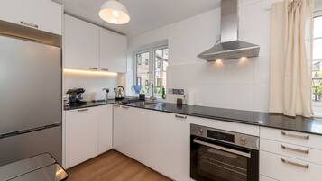 Fridge, oven, dishwasher, coffee/tea maker