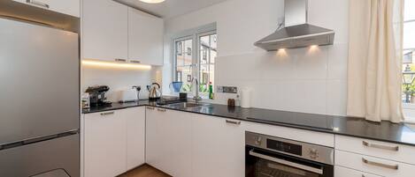 Kühlschrank, Ofen, Geschirrspüler, Wasserkocher mit Kaffee-/Teezubehör