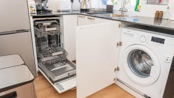 Coffee/tea maker, fridge, oven, dishwasher