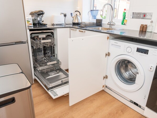 ثلاجة، فرن، غسالة أطباق، ماكينة لصنع القهوة/الشاي