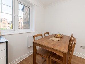 Dining - Pass the Keys | Cozy Flat Walk to Centre & Station & Free Parking (Reading)