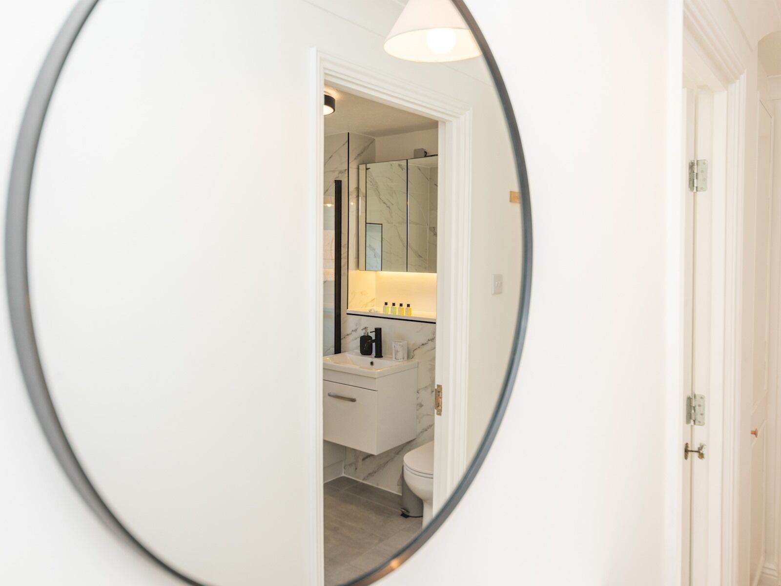 Douche, séchoir à cheveux, serviettes fournies