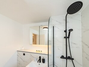 Dusche, Haartrockner, Handtücher