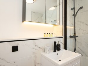 Dusche, Haartrockner, Handtücher
