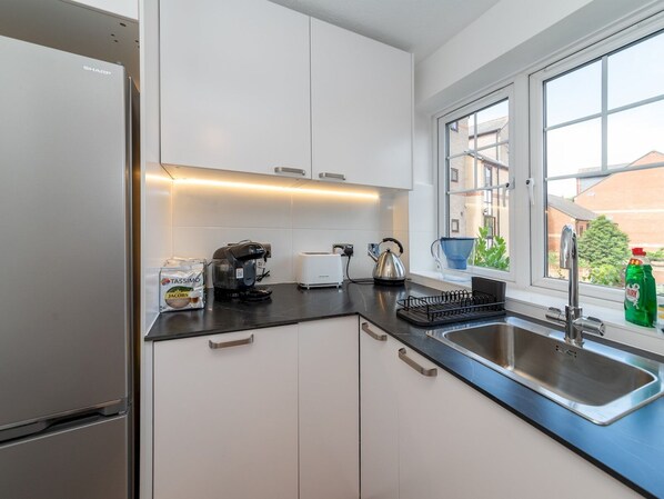 Jääkaappi, uuni, astianpesukone, kahvin-/teenkeitin