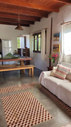 Villa – classic | Oppholdsområde | En 39-tommers TV med digitale kanaler