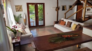 Villa – classic | Oppholdsområde | En 39-tommers TV med digitale kanaler