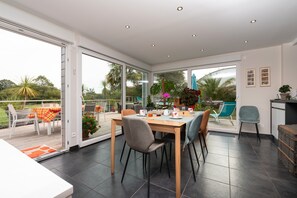 Dining - Room 'Gwened' with Shared Terrace, Wi-Fi and Air Conditioning (PLOEREN)