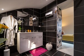 Douche, sèche-cheveux, serviettes fournies