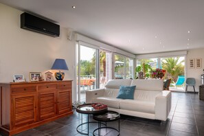 TV - Room 'Gwened' with Shared Terrace, Wi-Fi and Air Conditioning (PLOEREN)