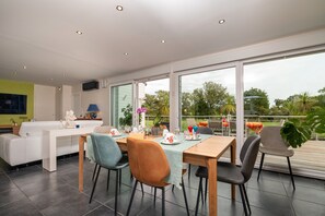Dining - Room 'Gwened' with Shared Terrace, Wi-Fi and Air Conditioning (PLOEREN)