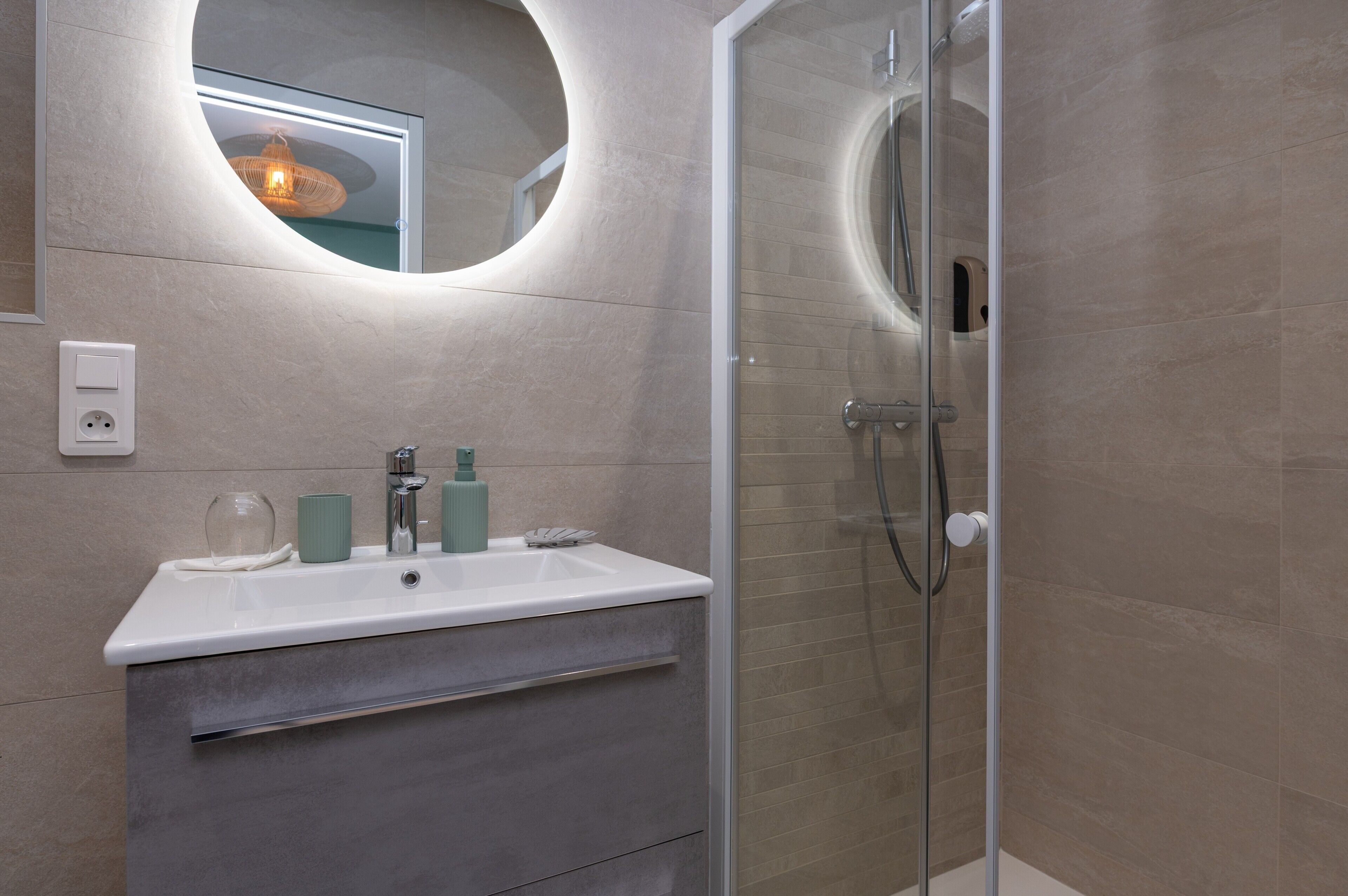 Een douche, een haardroger, handdoeken