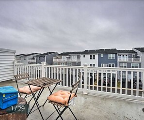 Outdoor dining - Modern Townhome 4Mi to Downtown Frederick! (Frederick)