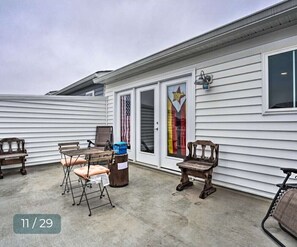 Outdoor dining - Modern Townhome 4Mi to Downtown Frederick! (Frederick)