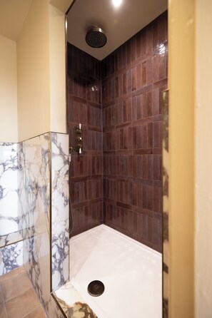 Regadera, toallas, jabón, papel de baño 