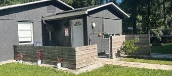 2-bedroom house on peaceful Black Creek with Private Dock