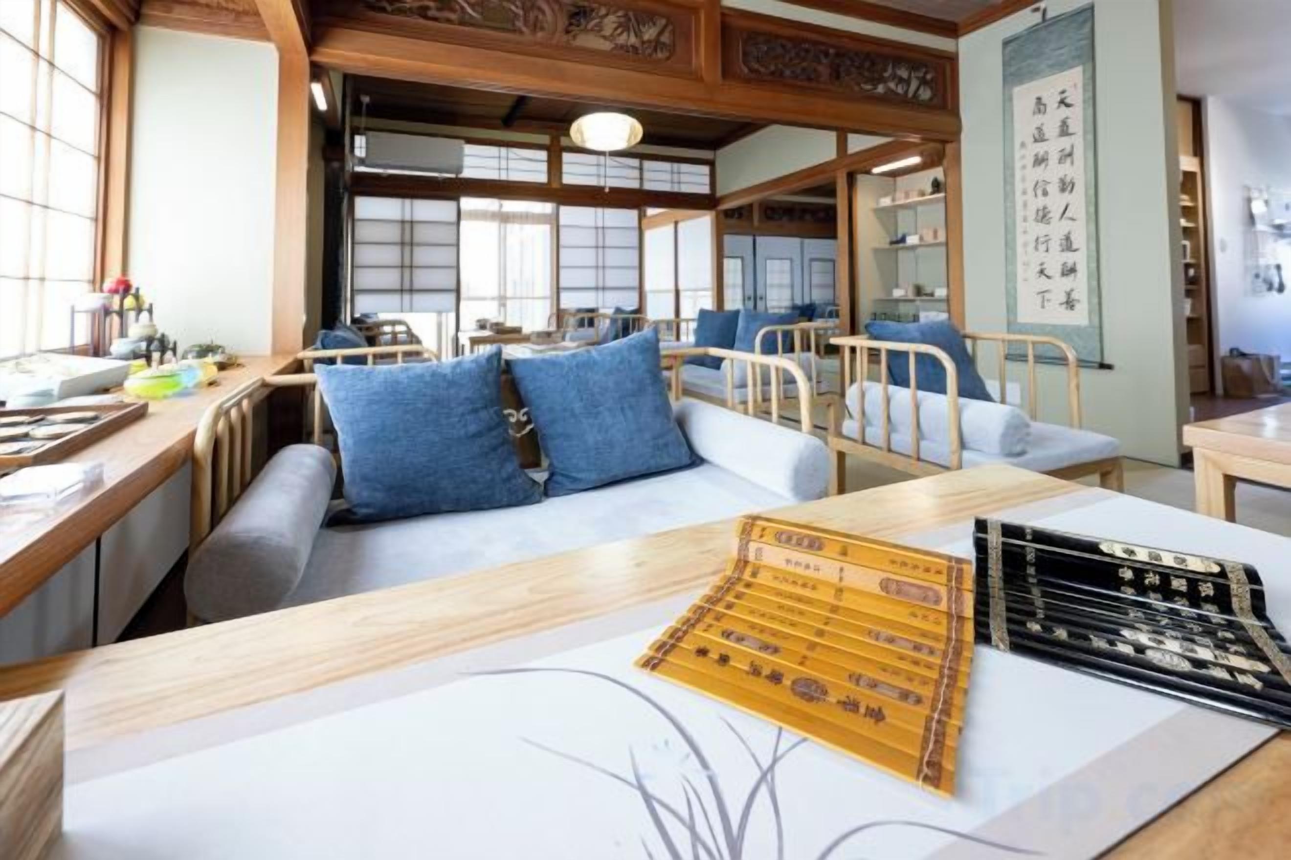 Een traditionele Japanse kamer met tatami vloeren, een lage tafel met een shoji scherm en een futonbed.
