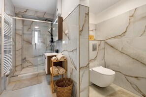 Regadera, secadora de cabello, toallas 