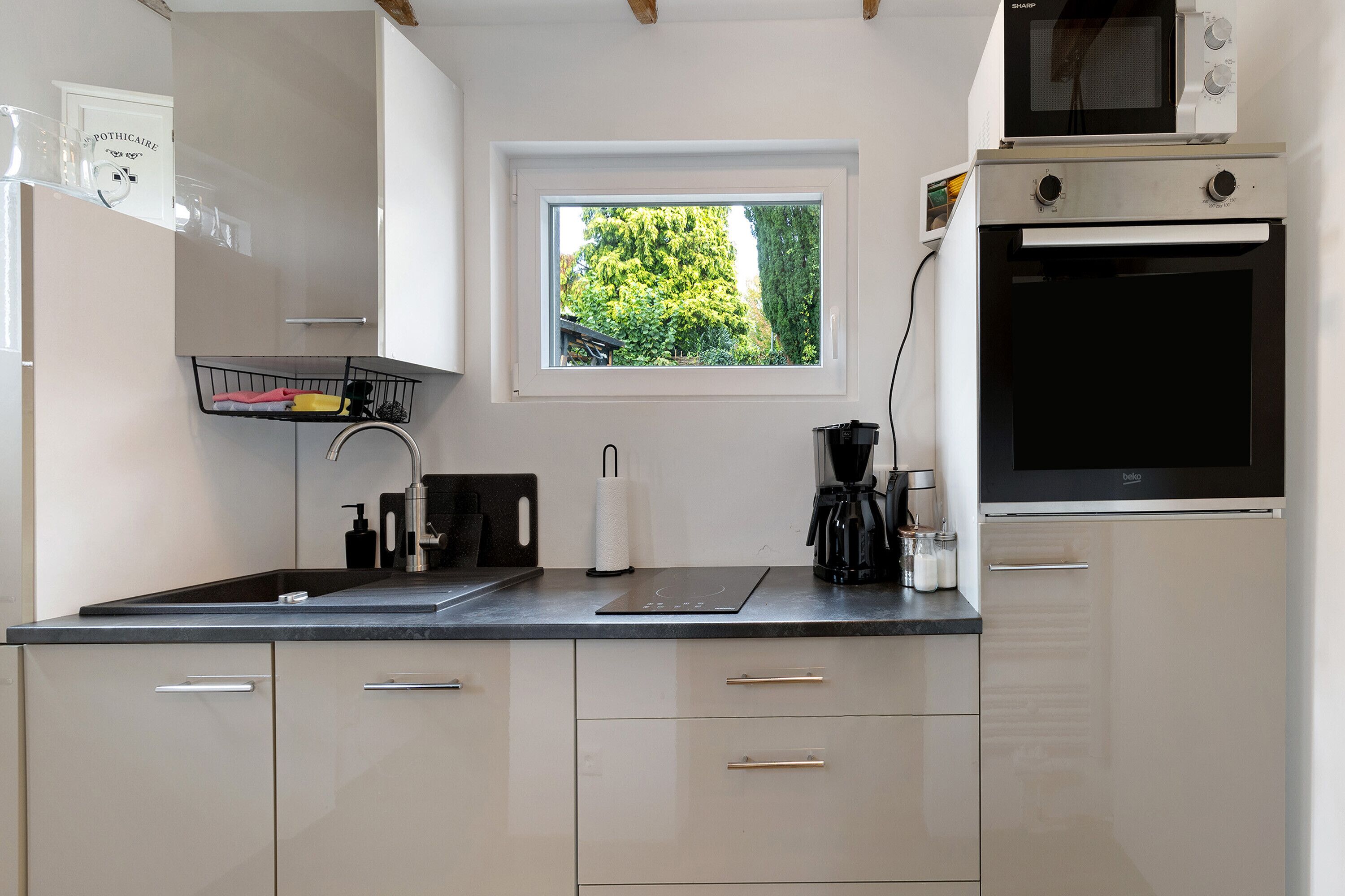 Jääkaappi, mikroaaltouuni, uuni, liesi