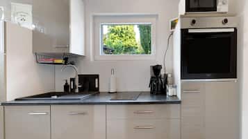 Jääkaappi, mikroaaltouuni, uuni, liesi