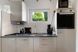 Kjøleskap, mikrobølgeovn, ovn og kokeplater