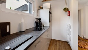 Kaffetrakter/tekoker, kjøleskap, mikrobølgeovn og ovn