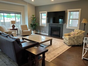 Smart TV, fireplace