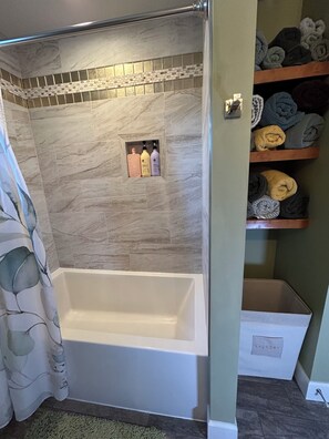 Dusche, Haartrockner, Handtücher, Seife