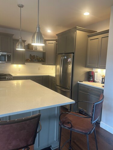 The Track House - 4BR Near UO, Autzen & Hayward, Peaceful & Spacious