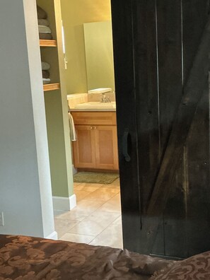 4 bedrooms, desk, iron/ironing board, free WiFi - The Track House - 4BR Near UO, Autzen & Hayward, Peaceful & Spacious (Eugene)