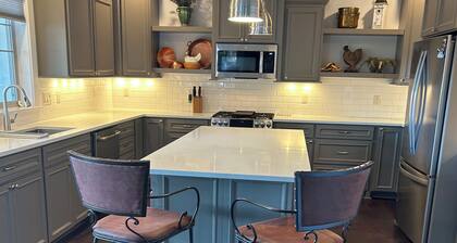 The Track House - 4BR Near UO, Autzen & Hayward, Peaceful & Spacious