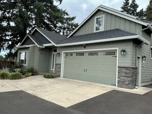 Exterior - The Track House - 4BR Near UO, Autzen & Hayward, Peaceful & Spacious (Eugene)