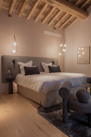 Dobbeltrom – premium, privat basseng (Heated pool May-Sept) | Safe på rommet, blendingsgardiner, lydisolert og strykejern/-brett