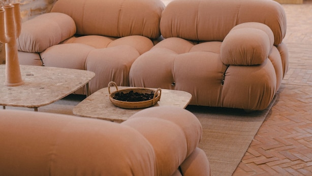 A modern living room with plush sofas, a small table, and a decorative vase. - La Maison Verchant (Montpellier)