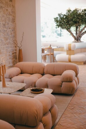 A modern living room with plush sofas, a small table, and a decorative vase. - La Maison Verchant (Montpellier)